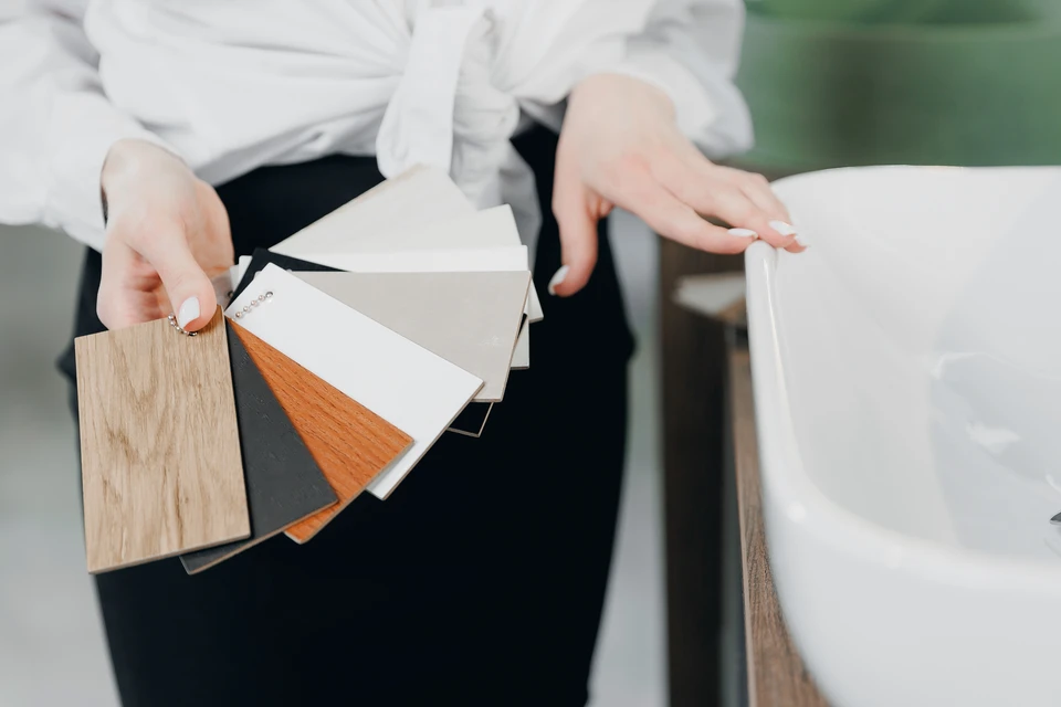 Intérieur d'un magasin de revêtements de sol avec présentoir organisé d'échantillons de parquet et stratifié
