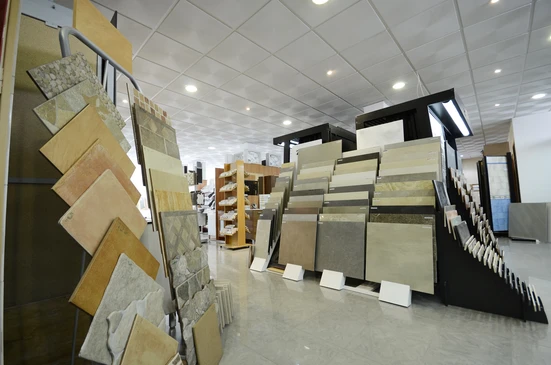 Couple consultant des échantillons de carrelage dans un magasin spécialisé
