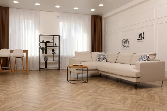 Intérieur d'un magasin de revêtements de sol avec présentoir organisé d'échantillons de parquet et stratifié
